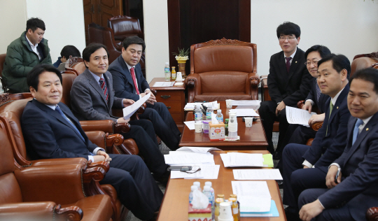 여야 원내수석부대표와 국회 법제사법위원회 간사단이 9일 오전 국회 운영위원장실에서 2월 임시국회 처리 법안을 논의하고 있다. 이날 상법 개정안 중 전자투표에와 다중대표소송제에 대해 의견 접근을 이뤄졌다. /연합뉴스