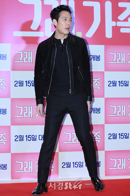 배우 이정재가 9일 오후 서울 강남구 삼성동 코엑스 메가박스에서 열린 영화 ‘그래 가족’ VIP 시사회에서 포토타임을 갖고 있다.