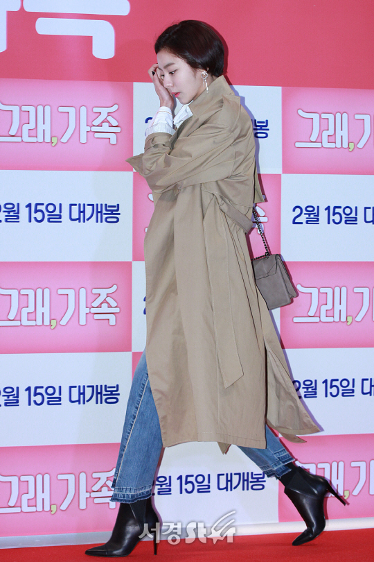 배우 유이가 9일 오후 서울 강남구 삼성동 코엑스 메가박스에서 열린 영화 ‘그래 가족’ VIP 시사회에서 포토타임을 갖고 있다.