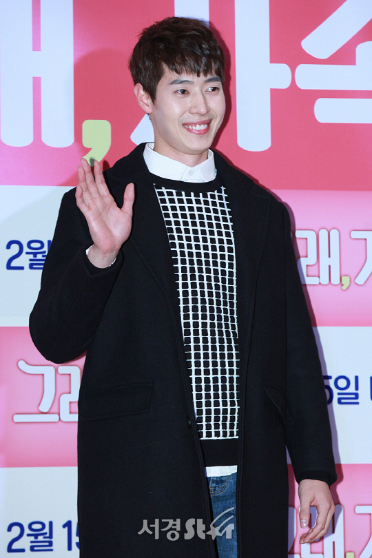 배우 이창주가 9일 오후 서울 강남구 삼성동 코엑스 메가박스에서 열린 영화 ‘그래 가족’ VIP 시사회에서 포토타임을 갖고 있다.