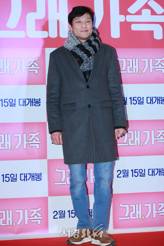 배우 박정학이 9일 오후 서울 강남구 삼성동 코엑스 메가박스에서 열린 영화 ‘그래 가족’ VIP 시사회에서 포토타임을 갖고 있다.