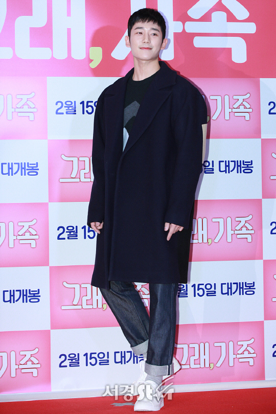 배우 정해인이 9일 오후 서울 강남구 삼성동 코엑스 메가박스에서 열린 영화 ‘그래 가족’ VIP 시사회에서 포토타임을 갖고 있다.