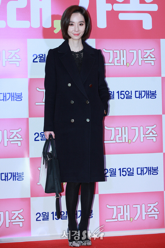 배우 한수연이 9일 오후 서울 강남구 삼성동 코엑스 메가박스에서 열린 영화 ‘그래 가족’ VIP 시사회에서 포토타임을 갖고 있다.