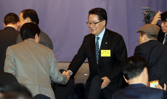 국민의당 박지원 대표(오른쪽)가 지난 9일 서울 시내 한 호텔에서 열린 재경광주전남향우회에서 참석자들과 인사하고 있다. /연합뉴스
