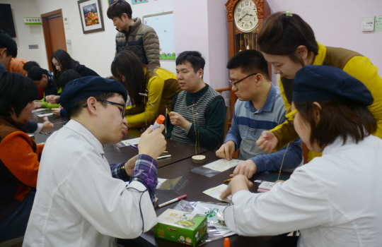 한국산림복지진흥원 직원들이 대전 동구 삼성동 밀알복지관에서 교육생들에게 솟대만들기를 지도해주고 있다. 사진제공=한국산림복지진흥원