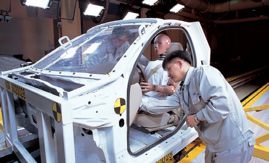르노삼성 중앙연구소 연구원들이 차량 안전도 실험을 하고 있다.