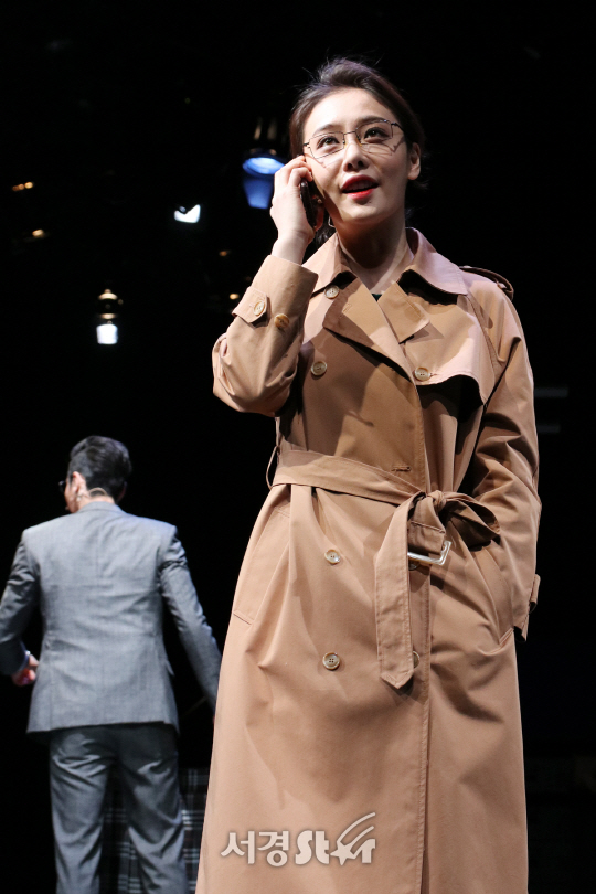김히어라가 10일 열린 연극 ‘베헤모스’ 프레스콜에서 장면을 시연하고 있다.