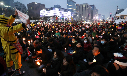 빨라진 '탄핵시계'...서울시, 11일 촛불집회 지하철·버스 증편 검토