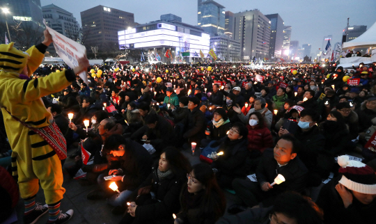 4일 저녁 광화문 광장에서 열린 박근혜 대통령 퇴진촉구 촛불집회 모습/연합뉴스