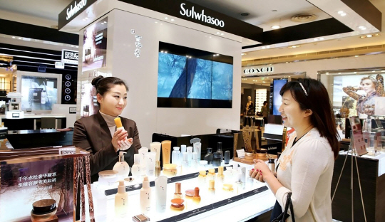중국 상하이의 한 백화점을 찾은 고객이 설화수 매장에서 직원과 대화하고 있다.