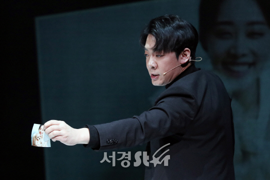 김도현이 10일 열린 연극 ‘베헤모스’ 프레스콜에서 장면을 시연하고 있다.