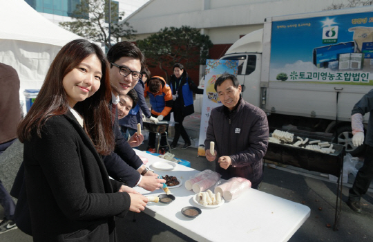 삼성전기가 11일 정월대보름을 맞아 ‘승승장구 2017 복(福) 더 주기 행사’를 지난 10일 실시한 가운데  직원들이 토고미 마을에서 온 먹거리를 즐기고 있다. /사진제공=삼성전기