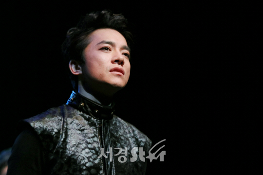 김영민이 10일 열린 연극 ‘혈우’ 프레스콜에서 장면을 시연하고 있다.