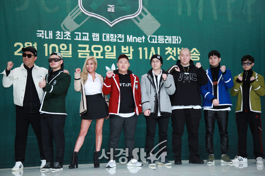 고등래퍼 출연진들이 10일 오전 서울 영등포구 영등포 타임스퀘어 아모리스홀에서 열린 Mnet ‘고등래퍼’ 제작발표회에 참석해 포토타임을 갖고 있다.
