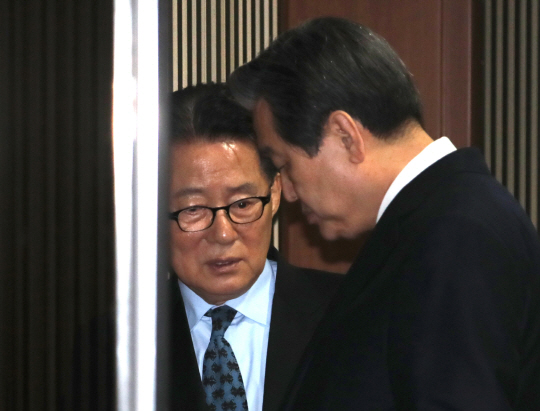 박지원(왼쪽) 국민의당 대표와 김무성 바른정당 의원이 지난 9일 오후 국회 본회의장에서 나와 긴밀히 얘기를 나누고 있다. /연합뉴스