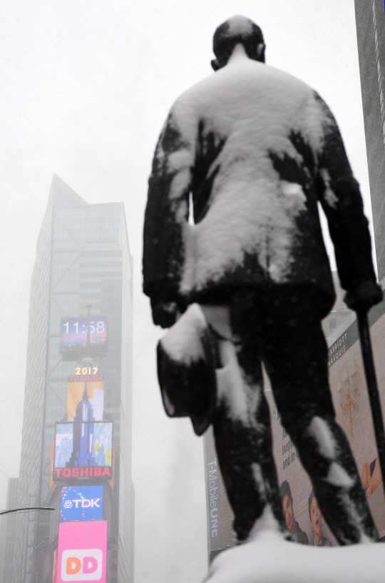 (170209)  NEW YORK, Feb. 9, 2017 (Xinhua)  Statue of American playwright George Michael Cohan is seen covered with snow on Times Square in New York City, the United States, on Feb. 9, 2017. A powerful winter storm brought heavy snow and strong winds to the northeastern U.S. on Thursday, creating treacherous road conditions and leaving schools and businesses closed. (Xinhua/Li Rui)      <저작권자(c) 연합뉴스, 무단 전재-재배포 금지>