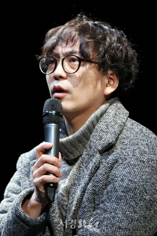 김태형 연출이 10일 열린 연극 ‘베헤모스’ 프레스콜에서 인사말을 하고 있다.