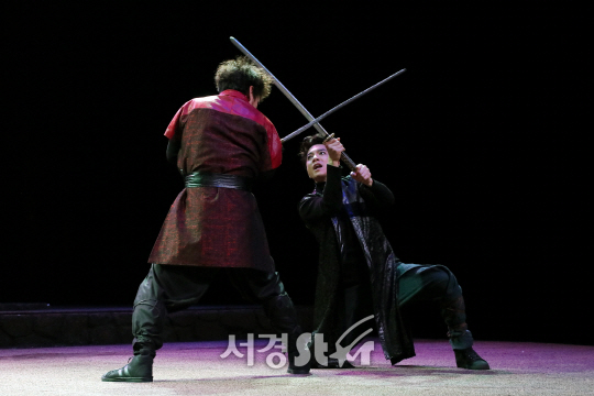 김수현과 김영민이 10일 열린 연극 ‘혈우’ 프레스콜에서 장면을 시연하고 있다.