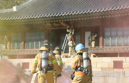 10일 ‘문화재 방재의 날’을 맞아 서울 종로구 창경궁 양화당에서 ‘문화재 재난 대응훈련’에 참가한 소방관들이 화재 때 문화재를 반출하는 훈련을 하고 있다. 2월10일은 지난 2008년 숭례문 화재 사건이 발생했던 날로 2011년에 문화재 방재의 날로 지정됐다. /연합뉴스