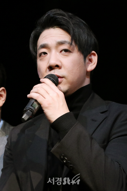 김도현이 10일 열린 연극 ‘베헤모스’ 프레스콜에서 인사말을 하고 있다.