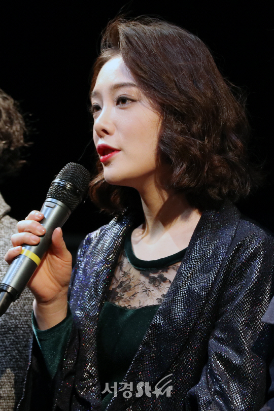 김히어라가 10일 열린 연극 ‘베헤모스’ 프레스콜에서 인사말을 하고 있다.