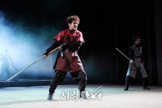 김수현이 10일 열린 연극 ‘혈우’ 프레스콜에서 장면을 시연하고 있다.