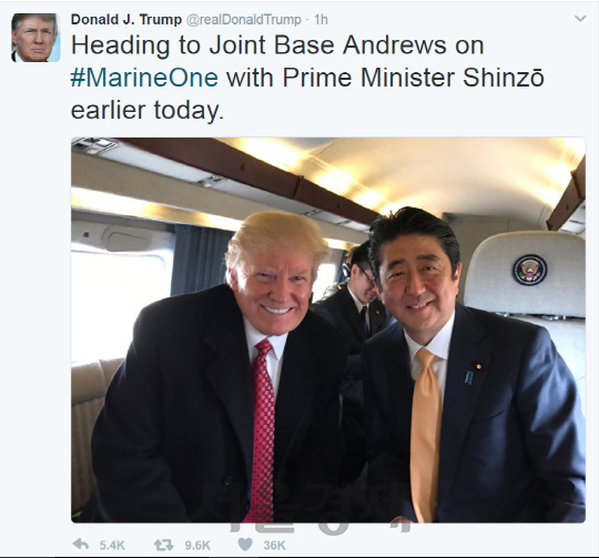 도널드 트럼프(왼쪽) 미 대통령이 자신의 트위터에 올린 미 대통령 전용기에 탑승한 아베 신조 일본 총리와 찍은 다정한 사진. /트위터 캡처