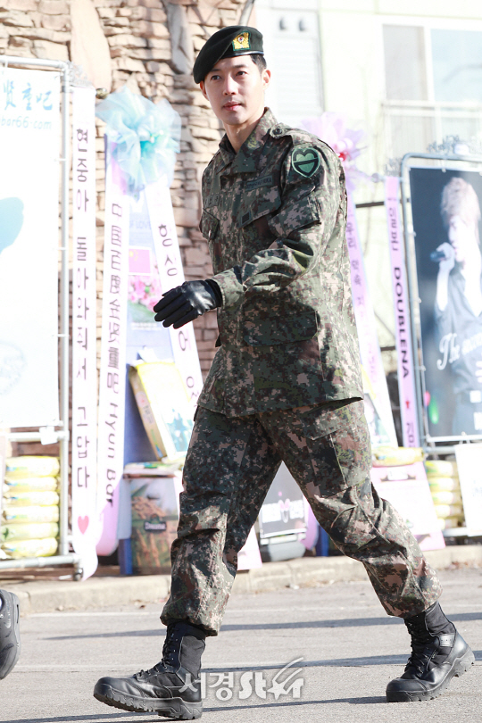 11일 오전 경기도 고양시 30사단 후문에서 육군으로 1년 9개월간 군복무를 무사히 마친 김현중이 제대 인사를 하기 위해 나오고 있다.