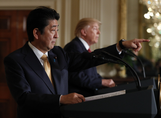 아베 신조 일본 총리와 도널드 트럼프 미국 대통령이 10일(현지시간) 정상회담 후 백악관에서 공동 기자회견을 하고 있다./AP연합뉴스