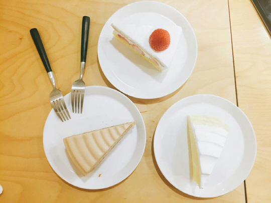 얼그레이(왼쪽 아래부터 반시계 방향으로), 시트롱, 딸기 생크림 케이크