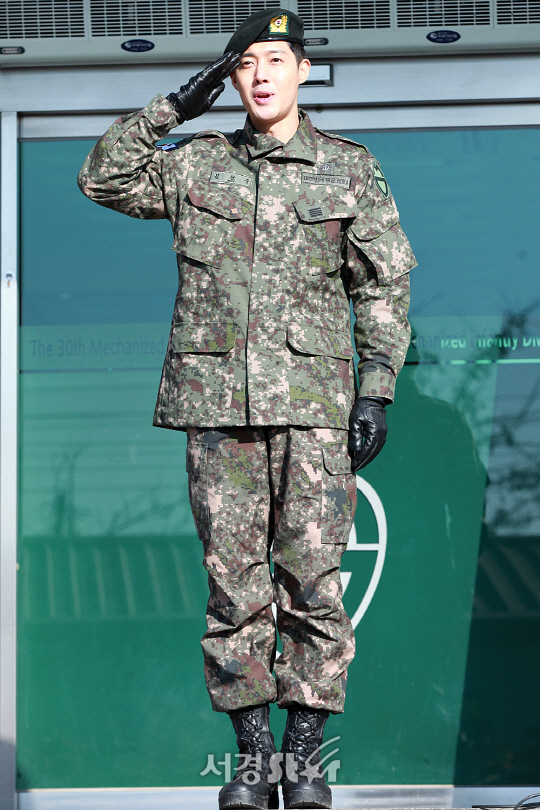 김현중이 11일 오전 경기도 고양시 30사단 후문에서 육군으로 1년 9개월간 군복무를 무사히 마치고 전역해 포토타임을 갖고 있다.