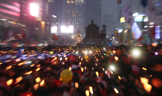 “관제 동원 태극기집회 사라져야” VS “野 촛불집회 참여해 국론 분열”