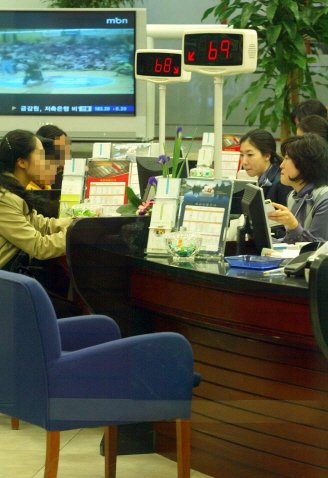 서울 강남의 한 저축은행 대출창구에서 고객들이 대출을 받으려 상담을 받고 있다. /이호재기자.