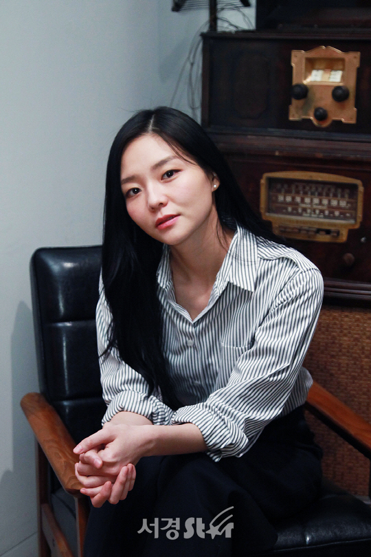 배우 이솜이 인터뷰 전 포즈를 취하고 있다.