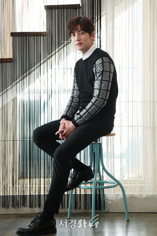 배우 지창욱이 영화 ‘조작된 도시’ 인터뷰 전 포토타임을 위해 포즈를 취하고 있다. /사진=지수진 기자