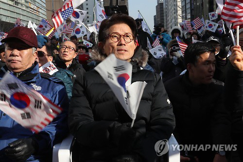 김문수, 태극기 집회 참석…“문재인 혁명하면 태극기혁명으로 부숴야”