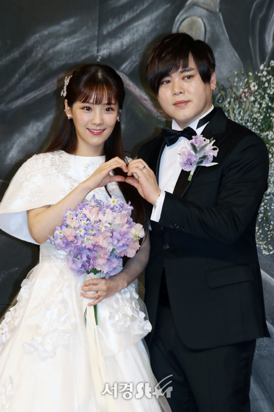 가수 문희준과 소율이 12일 오후 서울 중구 장충동 신라호텔에서 결혼식에 앞서 기자간담회를 가졌다.