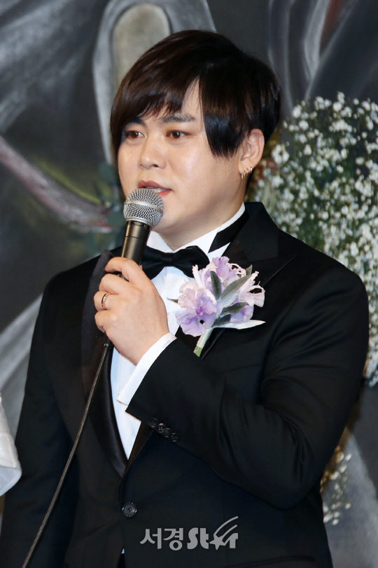 가수 문희준이 12일 오후 서울 중구 장충동 신라호텔에서 결혼식에 앞서 기자간담회를 가졌다.