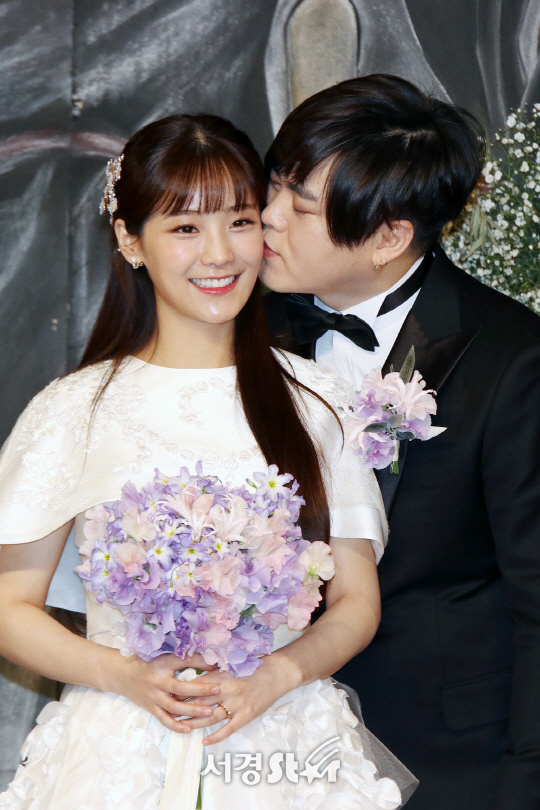 가수 문희준과 소율이 12일 오후 서울 중구 장충동 신라호텔에서 결혼식에 앞서 기자간담회를 가졌다.