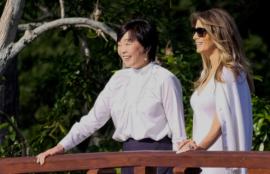 아베 신조 일본 총리의 부인 아키에(왼쪽) 여사와 미국의 퍼스트레이디인 멜라니아 트럼프 여사가 11일(현지시간) 미국 플로리다주 딜레이비치의 일본식 정원 ‘모리카미 박물관’에 방문해 담소를 나누며 활짝 웃고 있다.   /딜레이비치=AFP연합뉴스