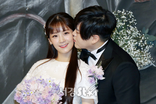 가수 문희준과 소율이 12일 오후 서울 중구 장충동 신라호텔에서 결혼식에 앞서 포즈를 취하고 있다.