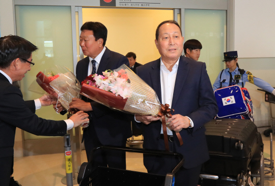 김인식(오른쪽) WBC 대표팀 감독과 선동열 코치가 12일 일본 오키나와 나하공항 입국장을 나서고 있다. 김 감독은 1라운드 최대 경계대상으로 네덜란드를 꼽았다. 네덜란드는 미국에서 전지훈련 중인 국내프로야구 KT·NC와 17·18일 각각 평가전을 치른다.  /나하=연합뉴스