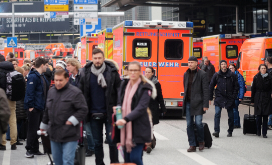 12일(현지시간)독일 함부르크공항에서 정체를 알 수 없는 가스가 공항 내부에 퍼져 이용객들이 호흡곤란과 눈따가움 등의 증상을 호소하자 공항이 완전 폐쇄되며 일대가 혼란에 빠졌다. /함부르크=AFP연합뉴스
