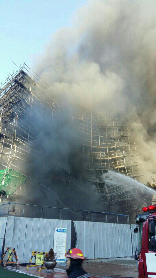 부산 한바다중학교 증축공사 현장서 화재 발생…1명 사망