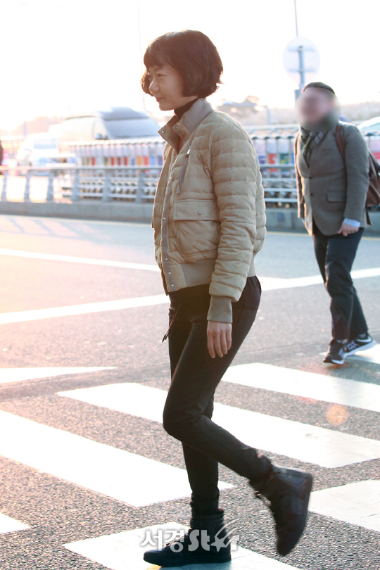배우 배두나가 컬렉션 쇼에 참석차 인천공항을 통해 뉴욕으로 출국하고 있다.