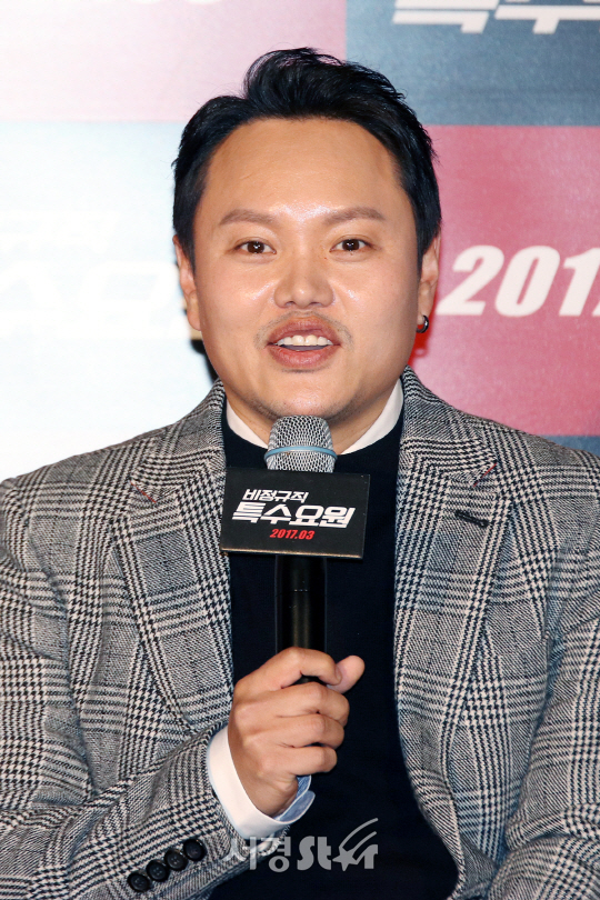 김민교가 13일 열린 영화 ‘비정규직 특수요원’ 제작보고회에서 인사말을 하고 있다.