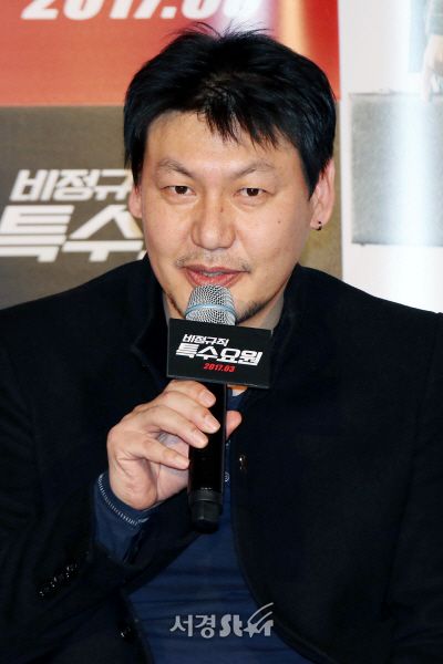 김덕수 감독이 13일 열린 영화 ‘비정규직 특수요원’ 제작보고회에서 인사말을 하고 있다.