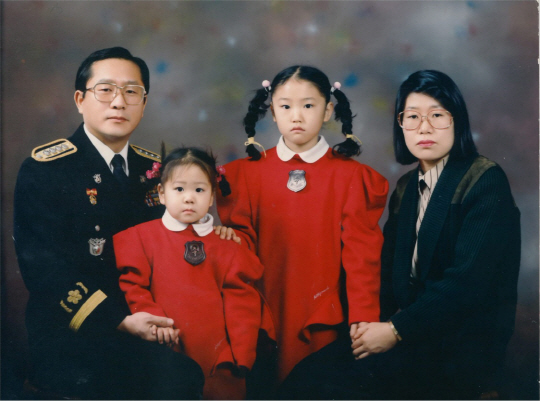 경찰 제복을 입은 아버지와 함께 박효연 자매가 가족 사진을 찍고 있다./사진제공=박효연 대표
