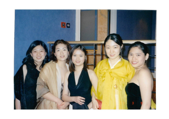 영국 연수 시절 싱가폴, 홍콩 친구들과 파티에 한복을 입고 참석하고 있는 박효연(오른쪽 두번째) 대표의 모습.