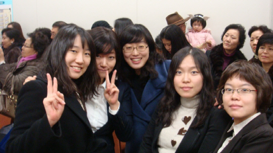 박효연(왼쪽 첫번째) 대표가 연수원 동기들과 함께 사진을 찍고 있다.